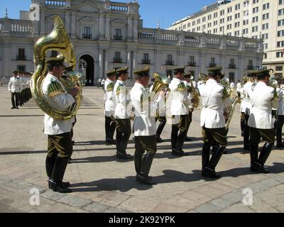 SANTIAGO, CHILE - 25. JANUAR 2015: Feierlicher Wachwechsel im Palacio de la Moneda in Santiago, Chile. Der Palast wurde 1805 als Kolonie eröffnet Stockfoto