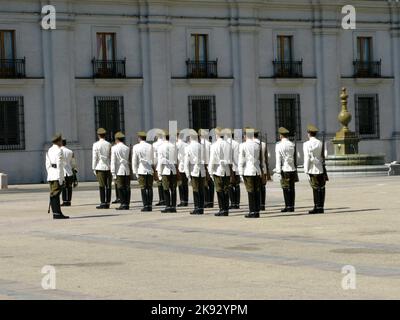 SANTIAGO, CHILE - 25. JANUAR 2015: Feierlicher Wachwechsel im Palacio de la Moneda in Santiago, Chile. Der Palast wurde 1805 als Kolonie eröffnet Stockfoto