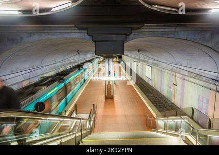 FRANKFURT, DEUTSCHLAND - 21. JAN 2014: Am U-Bahnhof warten Menschen auf den ankommenden Zug in Frankfurt. Die U-Bahn-Station wurde 19 eingeweiht Stockfoto