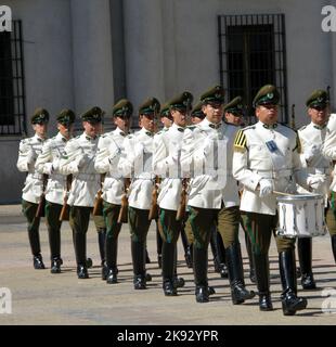 SANTIAGO, CHILE - 25. JANUAR 2015: Feierlicher Wachwechsel im Palacio de la Moneda in Santiago, Chile. Der Palast wurde 1805 als Kolonie eröffnet Stockfoto