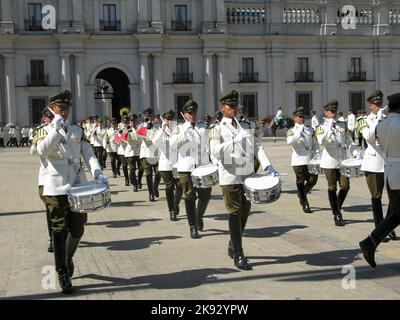 SANTIAGO, CHILE - 25. JANUAR 2015: Feierlicher Wachwechsel im Palacio de la Moneda in Santiago, Chile. Der Palast wurde 1805 als Kolonie eröffnet Stockfoto