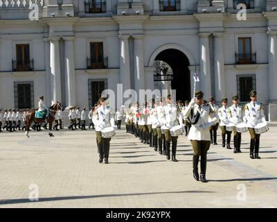 SANTIAGO, CHILE - 25. JANUAR 2015: Feierlicher Wachwechsel im Palacio de la Moneda in Santiago, Chile. Der Palast wurde 1805 als Kolonie eröffnet Stockfoto