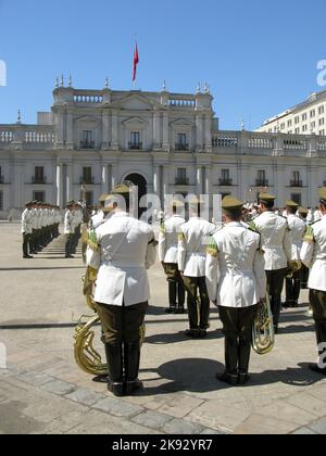 SANTIAGO, CHILE - 25. JANUAR 2015: Feierlicher Wachwechsel im Palacio de la Moneda in Santiago, Chile. Der Palast wurde 1805 als Kolonie eröffnet Stockfoto