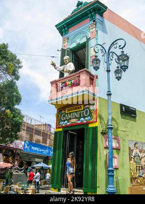 BUENOS AIRES, ARGENTINIEN - 26. JAN 2015: Besucher besuchen die Caminito-Straße in La Boca, Buenos Aires, Argentinien. Caminito ist eine traditionelle Gasse, in Stockfoto