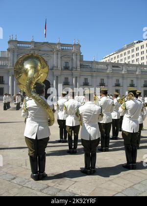 SANTIAGO, CHILE - 25. JANUAR 2015: Feierlicher Wachwechsel im Palacio de la Moneda in Santiago, Chile. Der Palast wurde 1805 als Kolonie eröffnet Stockfoto