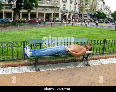 BUENOS AIRES, ARGENTINIEN, 26. JANUAR 2015: Mann schläft auf einer Bank in Buenos Aires, Argentinien. Die Arbeitslosenquote in Buenos Aires stieg auf 8,1 Prozent Stockfoto