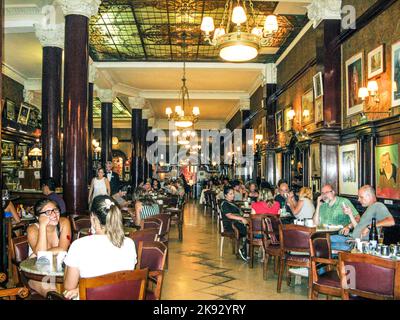 BUENOS AIRES, ARGENTINIEN - 27. JAN 2015: Die Menschen besuchen das alte Cafe Tortoni in Buenos Aires, Argentinien. 1858 eingeweiht, in seine prese umgezogen Stockfoto