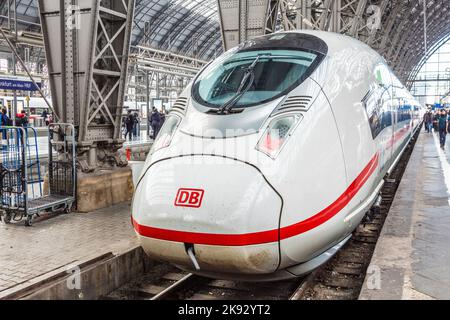 FRANKFURT, DEUTSCHLAND - 24. FEB 2015: Im Frankfurter Hauptbahnhof in Frankfurt, Deutschland. Mit rund 350,000 Passagieren pro Tag ist es die meisten Freq Stockfoto