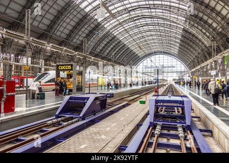 FRANKFURT, DEUTSCHLAND - 24. FEB 2015: Im Frankfurter Hauptbahnhof in Frankfurt, Deutschland. Mit rund 350,000 Passagieren pro Tag ist es die meisten Freq Stockfoto