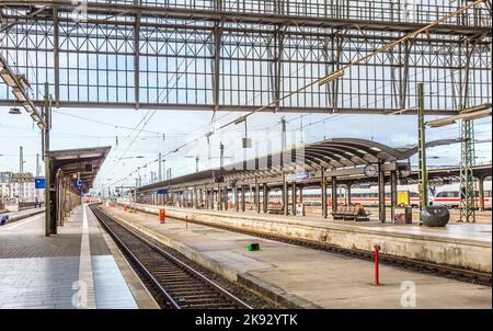 FRANKFURT, DEUTSCHLAND - 24. FEB 2015: Im Frankfurter Hauptbahnhof in Frankfurt, Deutschland. Mit rund 350,000 Passagieren pro Tag ist es die meisten Freq Stockfoto