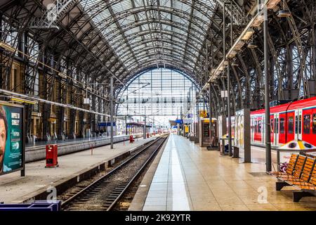 FRANKFURT, DEUTSCHLAND - 24. FEB 2015: Im Frankfurter Hauptbahnhof in Frankfurt, Deutschland. Mit rund 350,000 Passagieren pro Tag ist es die meisten Freq Stockfoto