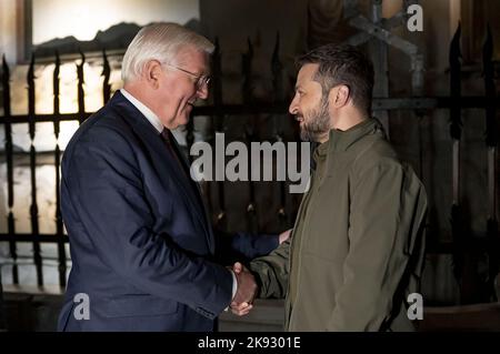 Kiew, Ukraine. 25. Oktober 2022. Bundespräsident Frank-Walter Steinmeier (L) trifft sich mit dem ukrainischen Präsidenten Wolodymyr Zelensky während seines Besuchs in Kiew, Ukraine, am 25. Oktober 2022. Foto von Ukrainian President Press Office/UPI Credit: UPI/Alamy Live News Stockfoto