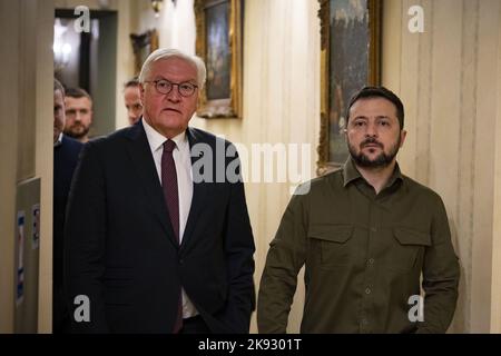 Kiew, Ukraine. 25. Oktober 2022. Bundespräsident Frank-Walter Steinmeier (L) trifft sich am Dienstag, den 25. Oktober 2022, mit dem ukrainischen Präsidenten Wolodymyr Zelensky bei seinem Besuch in Kiew, Ukraine. Foto von Ukrainian President Press Office/UPI Credit: UPI/Alamy Live News Stockfoto