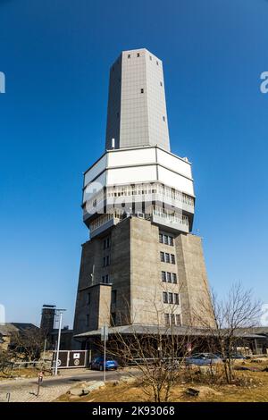 SCHMITTEN, DEUTSCHLAND - 20. MÄRZ 2014: Radio- und Fernsehsender am Großen Feldberg in Schmitten, Deutschland. Der Turm wurde 1937 erbaut und dient seitdem Stockfoto