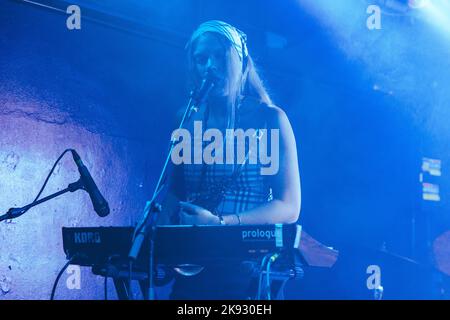 Mailand, Italien, 25.. Oktober 2022. Nilufer Yanya spielt live im Circolo Magnolia in Mailand. Credits: Maria Laura Arturi/Alamy Live News Stockfoto