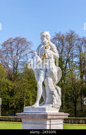 MÜNCHEN, DEUTSCHLAND - 20. April 2015: Statue Grand Parterre (Barockgarten) und Rückansicht des Schlosses Nymphenburg. München, Bayern, Deutschland Stockfoto