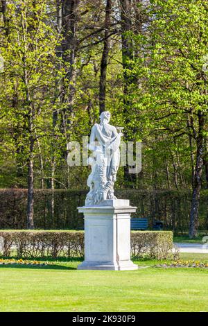 MÜNCHEN, DEUTSCHLAND - 20. April 2015: Statue Grand Parterre (Barockgarten) und Rückansicht des Schlosses Nymphenburg. München, Bayern, Deutschland Stockfoto