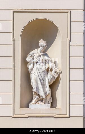 MÜNCHEN, DEUTSCHLAND - APR 20, 2015: Statuen auf dem Schloss Oberschleißheim, München. Stockfoto