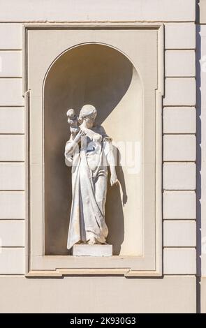 MÜNCHEN, DEUTSCHLAND - APR 20, 2015: Statuen auf dem Schloss Oberschleißheim, München. Stockfoto