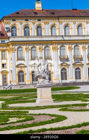 MÜNCHEN, DEUTSCHLAND - 20. AUG 2015: Historisches Schloss Schleißheim bei München unter blauem Himmel. 17 errichtete Zuccalli schließlich den barocken Neuen Palast Stockfoto