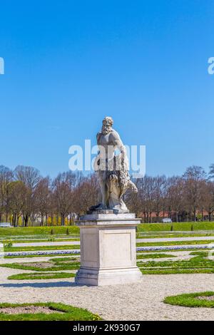 MÜNCHEN, DEUTSCHLAND - APR 20, 2015: Statuen auf dem Schloss Oberschleißheim, München. Stockfoto