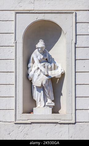 MÜNCHEN, DEUTSCHLAND - APR 20, 2015: Statuen auf dem Schloss Oberschleißheim, München. Stockfoto