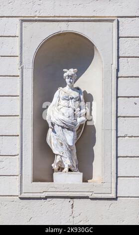 MÜNCHEN, DEUTSCHLAND - APR 20, 2015: Statuen auf dem Schloss Oberschleißheim, München. Stockfoto