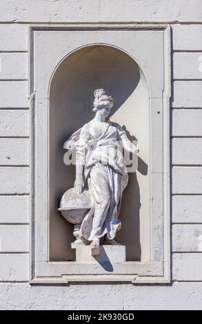 MÜNCHEN, DEUTSCHLAND - APR 20, 2015: Statuen auf dem Schloss Oberschleißheim, München. Stockfoto