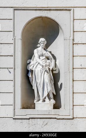 MÜNCHEN, DEUTSCHLAND - APR 20, 2015: Statuen auf dem Schloss Oberschleißheim, München. Stockfoto