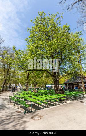 MÜNCHEN, DEUTSCHLAND - APR 20, 2015: Die Menschen genießen den Biergarten in der Nähe des chinesischen Turms im englischen Garten in München, Bayern, Deutschland. Stockfoto