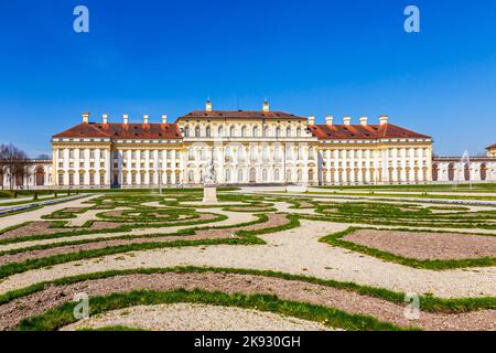 MÜNCHEN, DEUTSCHLAND - 20. AUG 2015: Historisches Schloss Schleißheim bei München unter blauem Himmel. 17 errichtete Zuccalli schließlich den barocken Neuen Palast Stockfoto