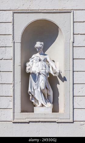 MÜNCHEN, DEUTSCHLAND - APR 20, 2015: Statuen auf dem Schloss Oberschleißheim, München. Stockfoto