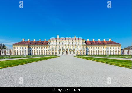 MÜNCHEN, DEUTSCHLAND - 20. AUG 2015: Historisches Schloss Schleißheim bei München unter blauem Himmel. 17 errichtete Zuccalli schließlich den barocken Neuen Palast Stockfoto