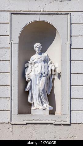 MÜNCHEN, DEUTSCHLAND - APR 20, 2015: Statuen auf dem Schloss Oberschleißheim, München. Stockfoto