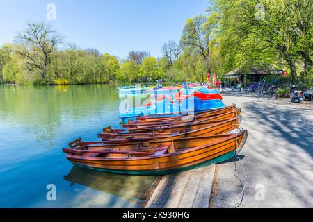 MÜNCHEN, DEUTSCHLAND - APR 20, 2015: Boote mieten am Seehaus in München, Deutschland. Diese Mole befindet sich am Kleinhesseloher See im englischen Gard Stockfoto