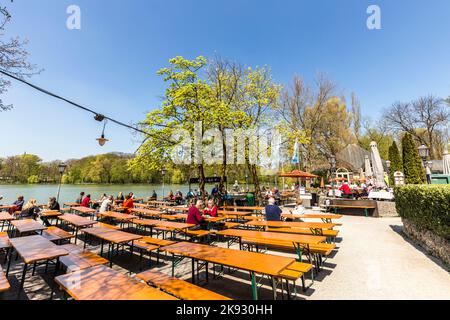 MÜNCHEN, DEUTSCHLAND - APR 20, 2015: Die Menschen genießen das schöne Wetter im Seehaus in München. Dieser Biergarten liegt am Kleinhesseloh Stockfoto