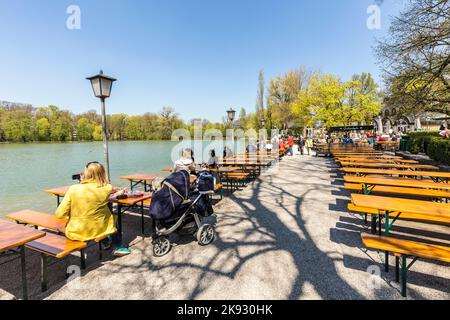 MÜNCHEN, DEUTSCHLAND - APR 20, 2015: Die Menschen genießen das schöne Wetter im Seehaus in München. Dieser Biergarten liegt am Kleinhesseloh Stockfoto