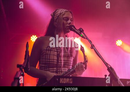 Mailand, Italien, 25.. Oktober 2022. Nilufer Yanya spielt live im Circolo Magnolia in Mailand. Credits: Maria Laura Arturi/Alamy Live News Stockfoto