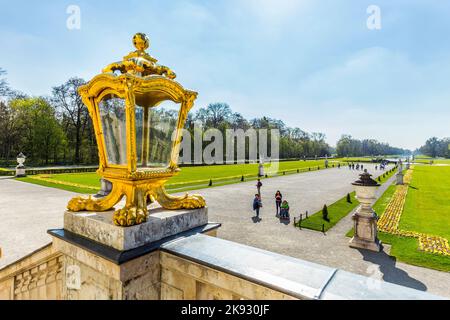 MÜNCHEN, DEUTSCHLAND - APR 20, 2015: Goldene Lampe im Schloss Nymphenburg in München Deutschland. Der Park ist für die Öffentlichkeit zugänglich. Stockfoto