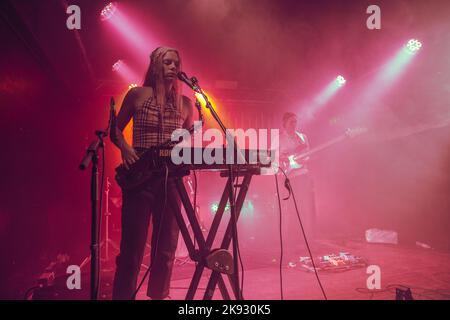 Mailand, Italien, 25.. Oktober 2022. Nilufer Yanya spielt live im Circolo Magnolia in Mailand. Credits: Maria Laura Arturi/Alamy Live News Stockfoto