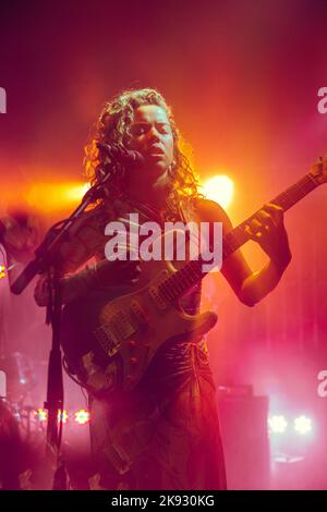 Mailand, Italien, 25.. Oktober 2022. Nilufer Yanya spielt live im Circolo Magnolia in Mailand. Credits: Maria Laura Arturi/Alamy Live News Stockfoto