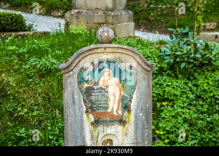 SALZBURG - AUSTRIA, APR 21, 2015: Petersfriedhof Friedhof mit bunt bemalten Grabsteinen und Kreuzen an der St. Peters Abtei katholische Kirche in Salzburg Stockfoto