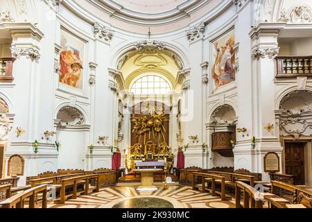 SALZBURG, ÖSTERREICH - APR 21, 2015: Innerhalb der Dreifaltigkeitskirche in Salzburg, Österreich. Die Kirche wurde zwischen 1694 und 1702 erbaut. Stockfoto