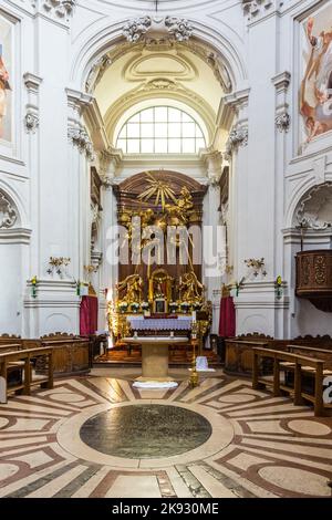 SALZBURG, ÖSTERREICH - APR 21, 2015: Innerhalb der Dreifaltigkeitskirche in Salzburg, Österreich. Die Kirche wurde zwischen 1694 und 1702 erbaut. Stockfoto