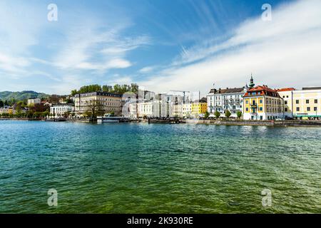 GMUNDEN, ÖSTERREICH - APR 22, 2015: Skyline des Dorfes Gmunden, Österreich. Gmunden am Traunsee umfasst eine Fläche von 63,49 skm und hat eine mittlere Höhe Stockfoto