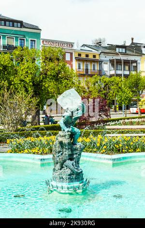 GMUNDEN, ÖSTERREICH - APR 22, 2015: Statue The Gnome des Künstlers Heinrich Natter in Gmunden, Österreich. Der Gnom trägt einen 60 kg schweren bergkristall. Stockfoto