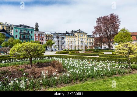 GMUNDEN, ÖSTERREICH - APR 22, 2015: Blick auf den Kurpark mit schönen historischen Häusern in Gmunden, Österreich. Gmunden war ein wichtiges Zentrum in der Salzkamme Stockfoto