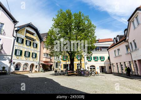 GMUNDEN, ÖSTERREICH - APR 22, 2015: Rinnholzplatz in Gmunden, Österreich. Der Rinnholzplatz ist ein alter Ort mit Kopfsteinpflaster und Baum. Stockfoto