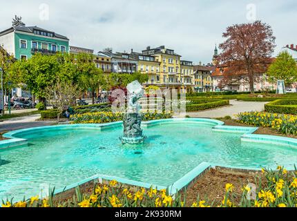 GMUNDEN, ÖSTERREICH - APR 22, 2015: Statue The Gnome des Künstlers Heinrich Natter in Gmunden, Österreich. Der Gnom trägt einen 60 kg schweren bergkristall. Stockfoto