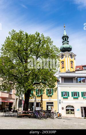 GMUNDEN, ÖSTERREICH - APR 22, 2015: Rinnholzplatz in Gmunden, Österreich. Der Rinnholzplatz ist ein alter Ort mit Kopfsteinpflaster und Baum. Stockfoto